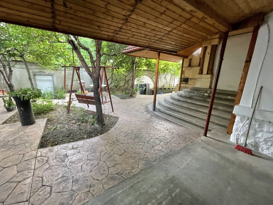 Vând casă in zona centrală