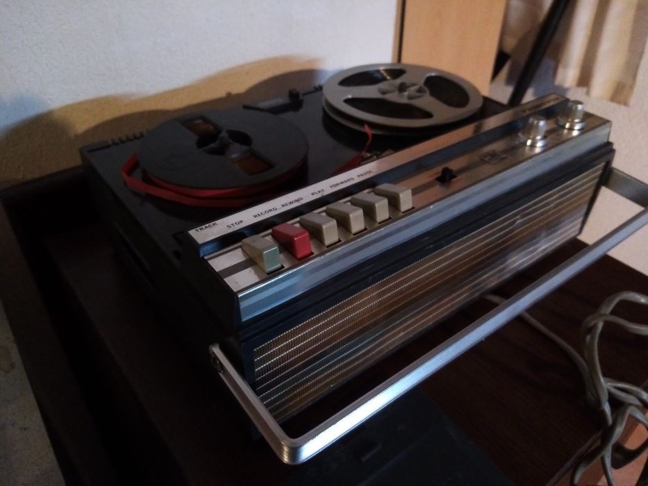 Vând magnetofon pentru piese de schimb-Ferguson 3245