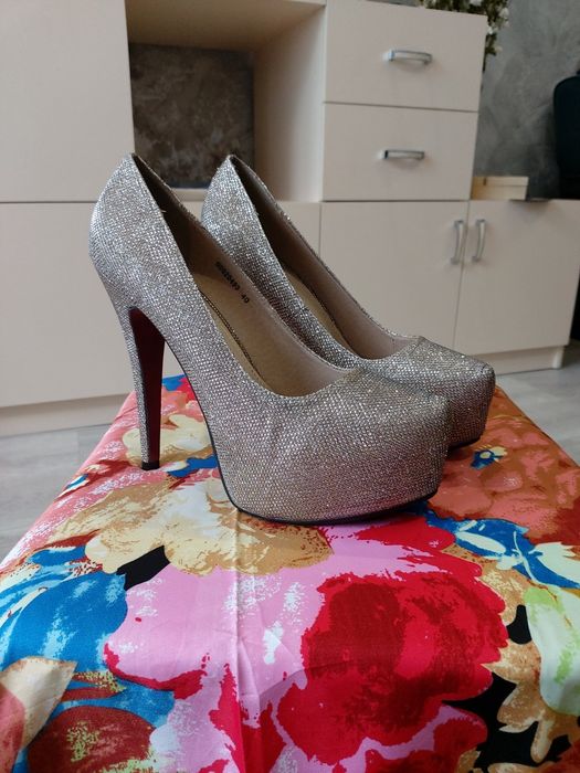 Продам 3 пары обуви 40 размера