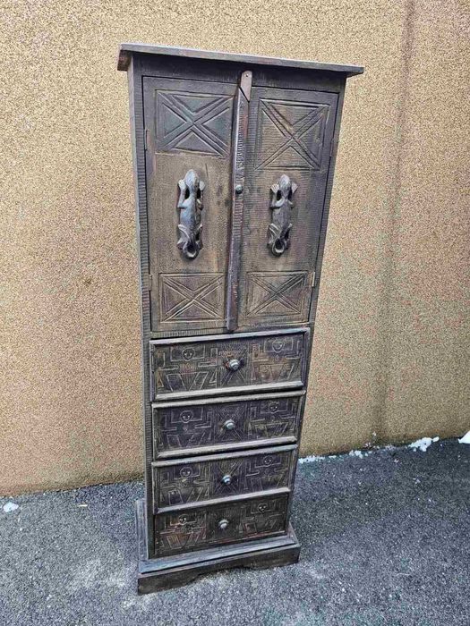Азиатски антикварен шкаф с дърворезба