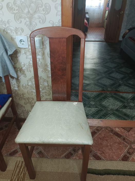 Продам стол с 8 стульями. Страна  ОАЭ.