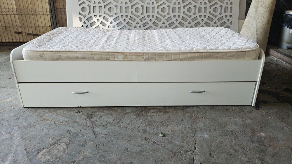 Vând pat 90x200 saltea inclusa