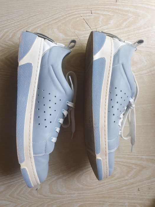 Продам кроссовки кожаные