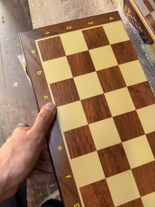 Шахматы с царапинами