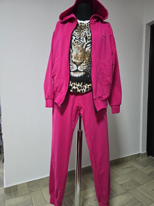 Trening dama fucsia, model cu hanorac cu gluga , buzunare laterale