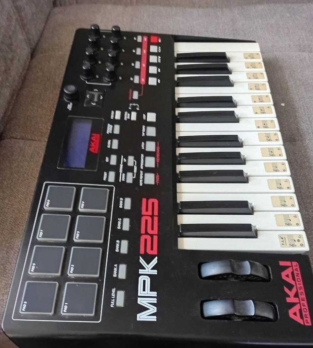 Миди клавиатура Akai Pro MPK225 USB