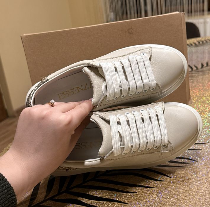 Adidasi essenza  pret 650 negociabil