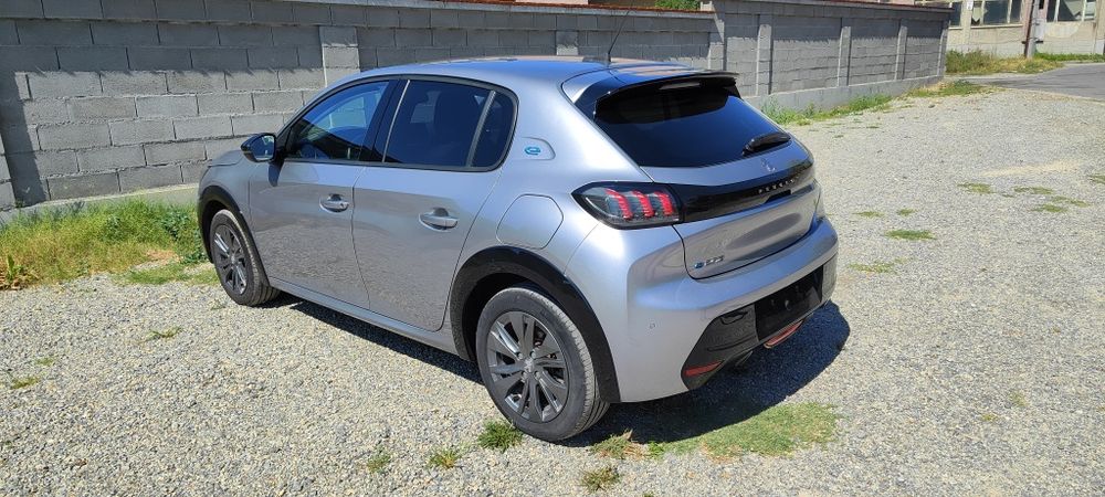 Peugeot e-208 с ниво на оборудване Allure
