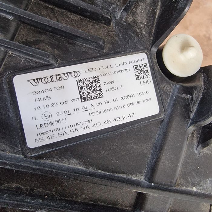 Volvo XC60 2021 ляв и десен фар