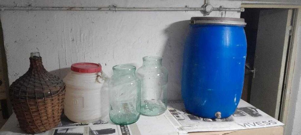 2 butoaie 2 borcane si o damigeana toate 200 lei
