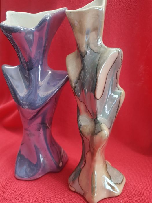 Две изящни вазички от рисуван порцелан