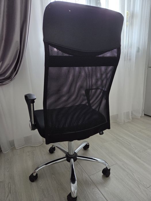 Scaun de birou ergonomic, spătar mesh negru (stare excelentă)