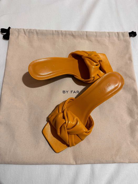 Ниски сандали на ток By Far - естествена кожа