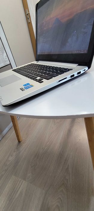 Asus ultrabook cu touchscreen I3