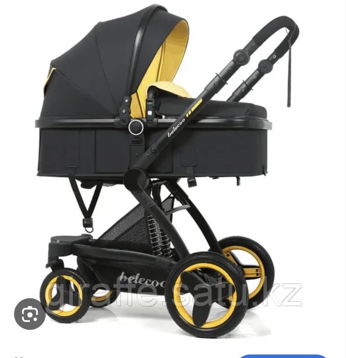 Коляска складывается