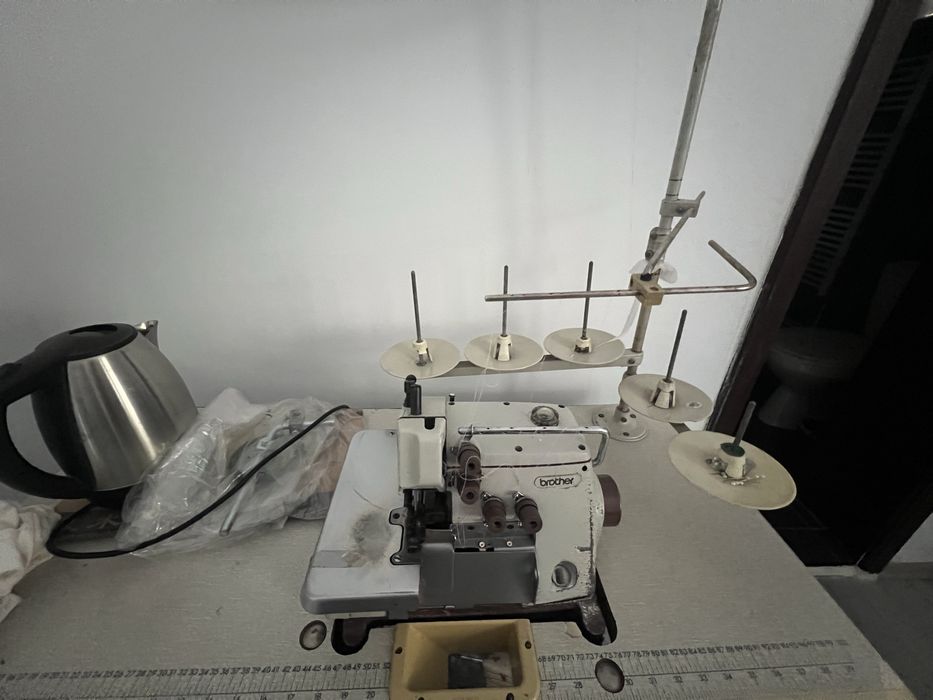 Masa de calcat cu generator inclus BATISTELLA,masina de cusut Zoje