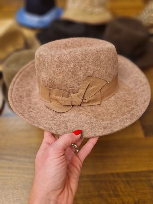 Lot pălării, noi, din lână, lichidare stoc, pălării frumoase.