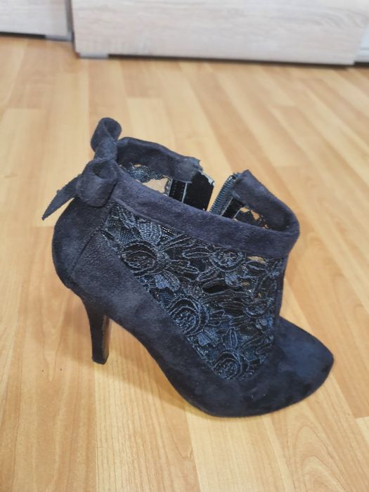 Botine dn piele intoarsa preț 100 lei