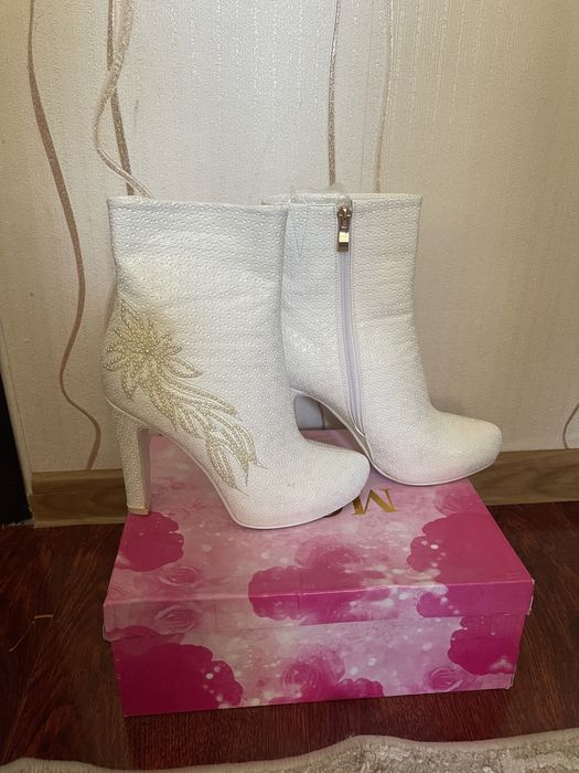 Белые ботинки женские