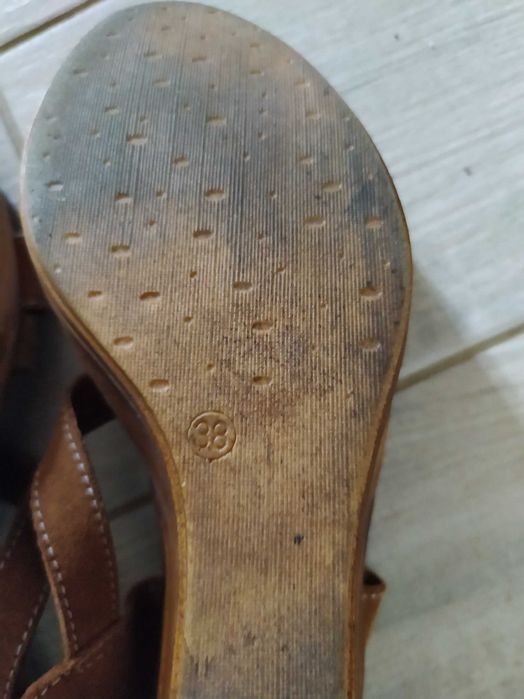 37н Сандали на платформа от естествена кожа