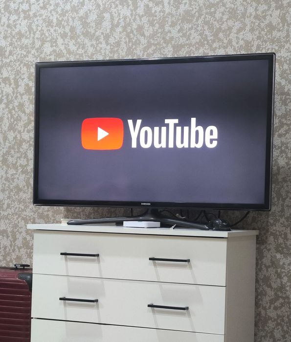 Продам телевизор Samsung 43* смарт.