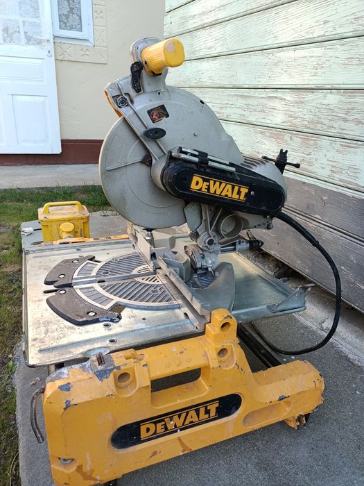 Vând circular dewald sau schimb cu mașina de șlefuit Mirka.