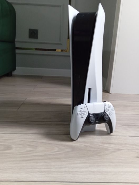 Прадаётся плейстейшин 5