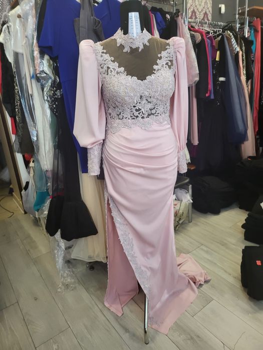 Rochie facuta la comanda purtata o seara necesita curațare