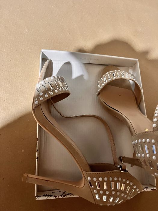 Sandale de ocazie cu pietricele culoare nude