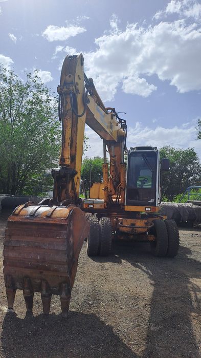 Продам колесный экскаватор Libherr A902-L