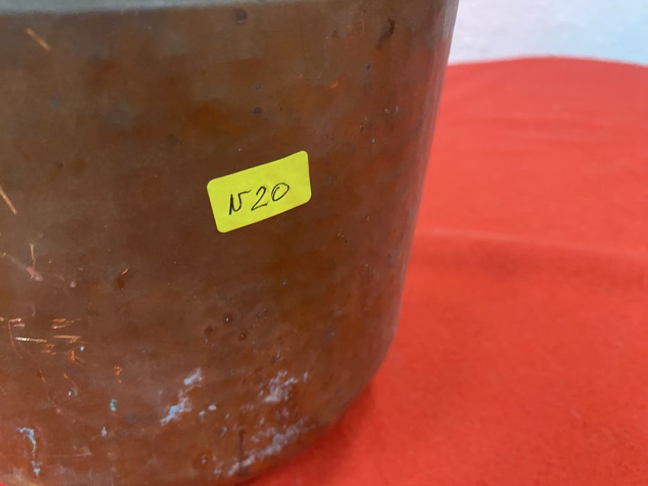 Медно котле кашпа за цветя