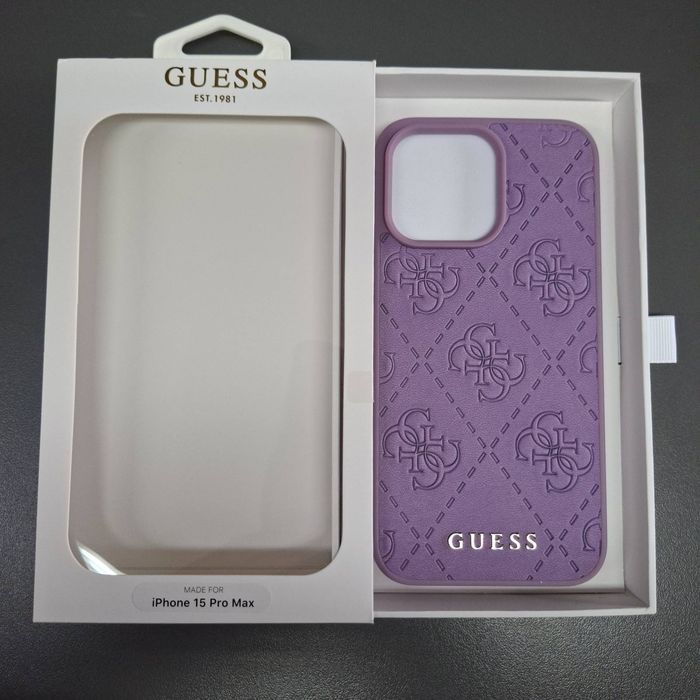 Оригинален кейс GUESS за iPhone 15 Pro Max в лилав цвят с лого за айфон 15 про макс