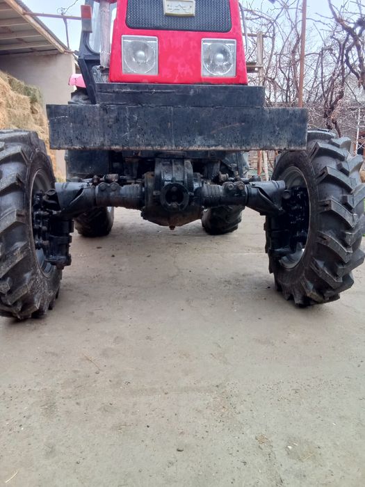 Traktor LTZ60 zòr sastayanada bir qul haydalgan