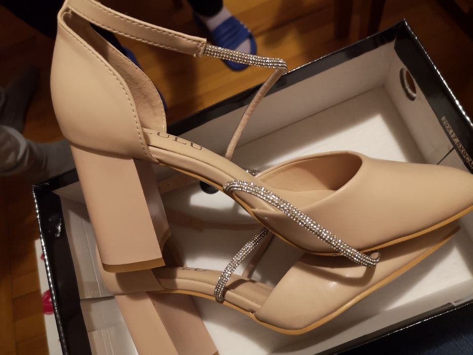 Vand pantofi decupati eleganti