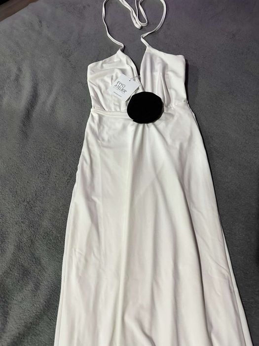 Елегантна бяла рокля