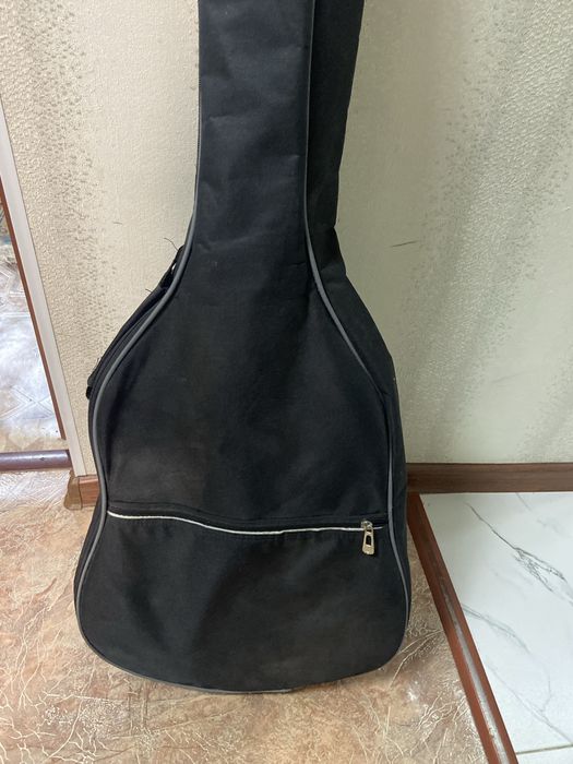 гитара черная, идет с чехлом и тюнер прищепкой настриватель