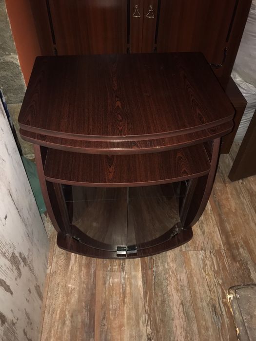 ТВ бар с въртящ се плот