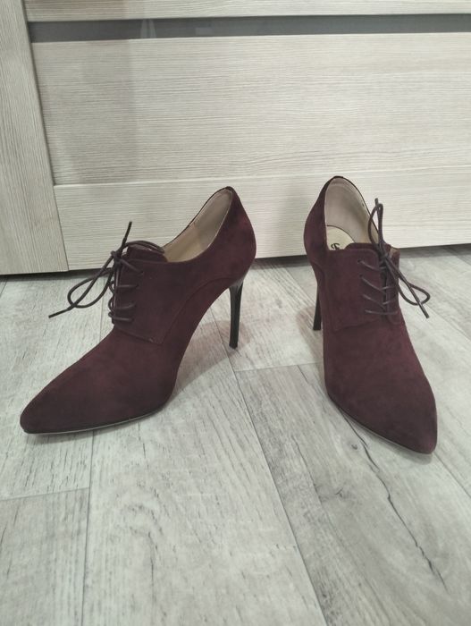 Продам ботильоны замшевые.