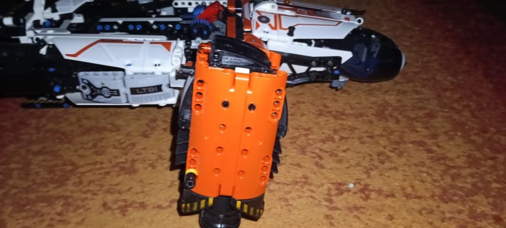 42181)
LEGO Technic - Naveta spatiala LT81 cu decolare si aterizare (42181)