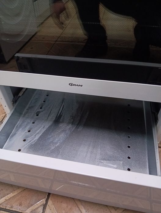 Като нова свободно стояща печка с керамичен плот Gram 2години гаранция