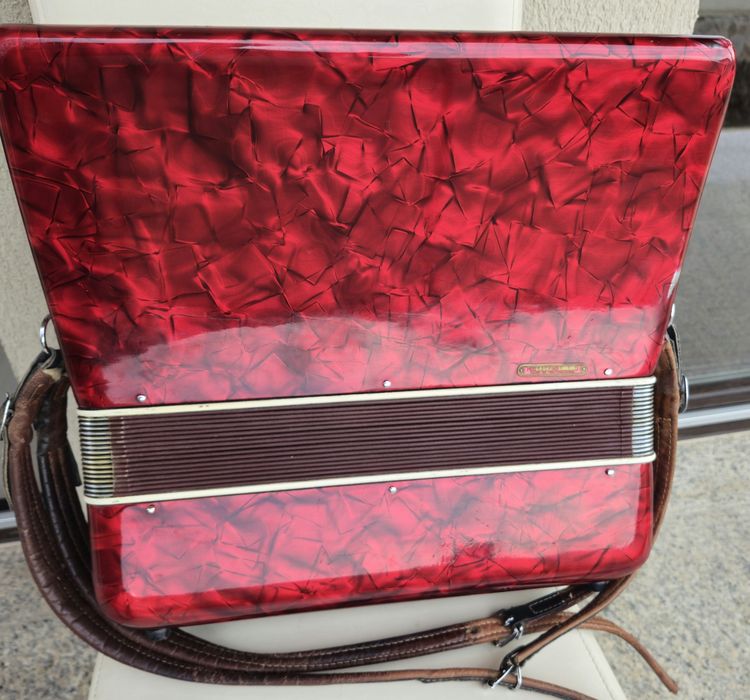 Vând acordeon Parrot cu 80 de basi rosu