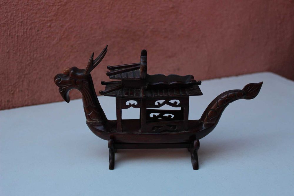 Figurina barca DRAGON, piesa colectie, sculptura lemn rosu CHINA