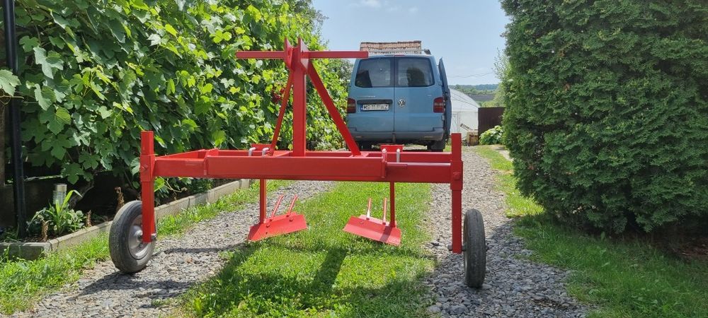 Masina de bilonat sí intins folie.