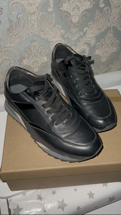 Продам кожаные кроссовки