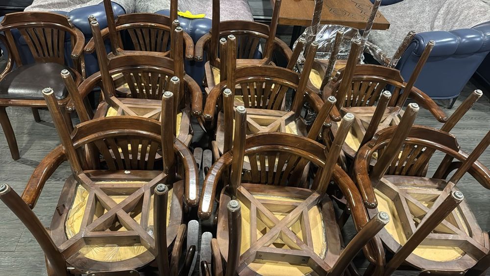 Деревянные стулья