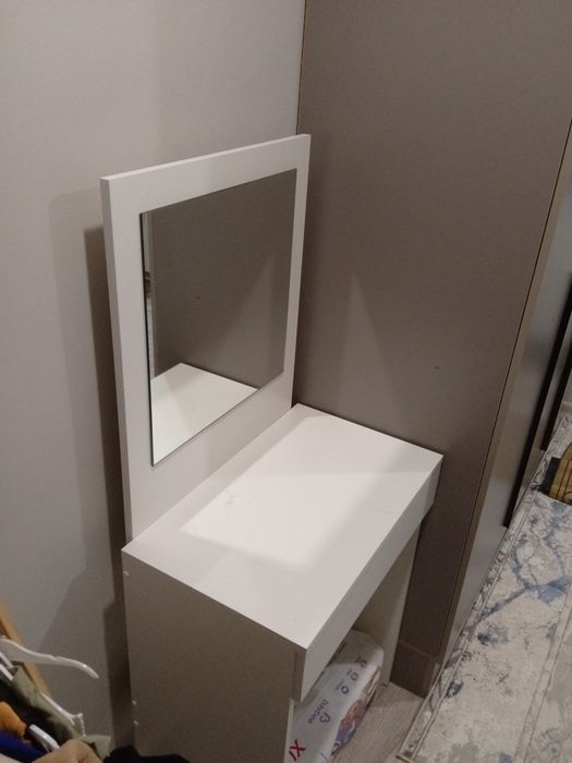 Туалетный столик с зеркалом