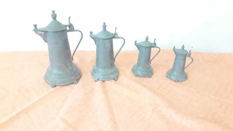 Set de patru pahare carafe cu capac pe suport de lemn