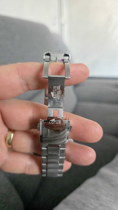 Часовник Lotus Hibrid