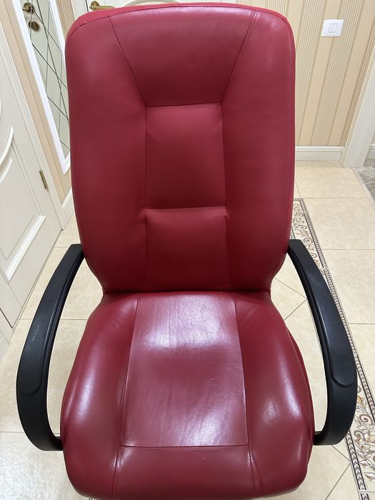 Кресло офисное, красное