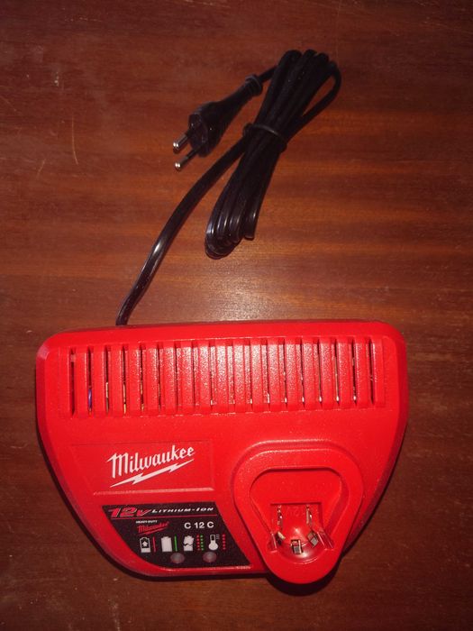 Зарядно Milwaukee за 12v батерий